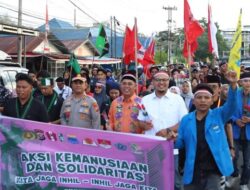 Aksi Solidaritas untuk Affan: Polisi-Mahasiswa di Inhil Bagikan Bunga Mawar