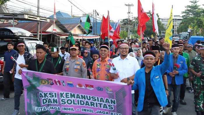 Aksi Solidaritas untuk Affan: Polisi-Mahasiswa di Inhil Bagikan Bunga Mawar