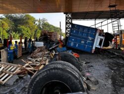“5 Fakta Gerbang Tol Ciawi 2 Porak-poranda Ditabrak 2 Truk: Bencana yang Terbuka!”