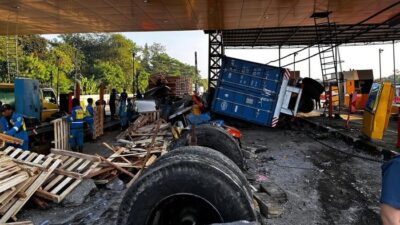“5 Fakta Gerbang Tol Ciawi 2 Porak-poranda Ditabrak 2 Truk: Bencana yang Terbuka!”