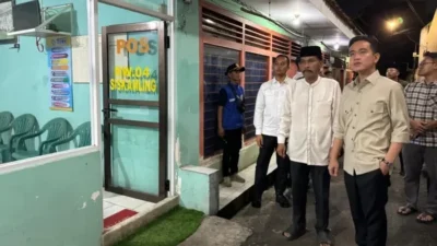 Wapres Gibran pantau Siskamling di Jakarta, berikan alat ronda malam