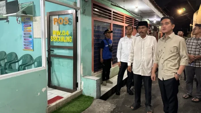 Wapres Gibran pantau Siskamling di Jakarta, berikan alat ronda malam