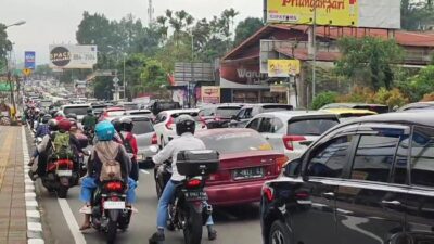 Long Weekend Bikin Arus Lalin Meluber, One Way Puncak Jadi Solusi