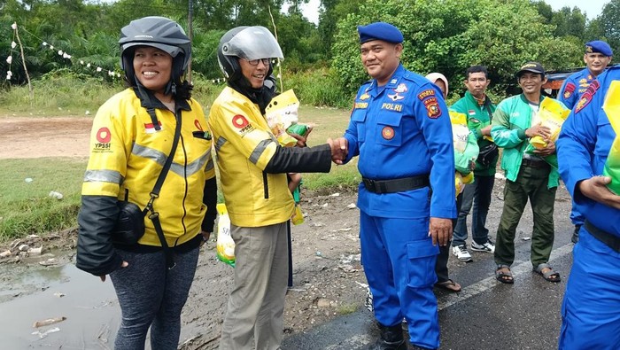 **Polres Dumai Berikan Sembako kepada Ojol, Wujudkan Keharmonisan Masyarakat**