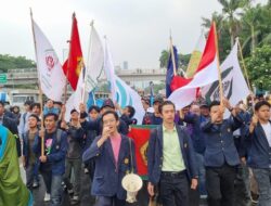 Massa Mahasiswa Depan DPR: 17 Tuntutan Rakyat atau Batal?