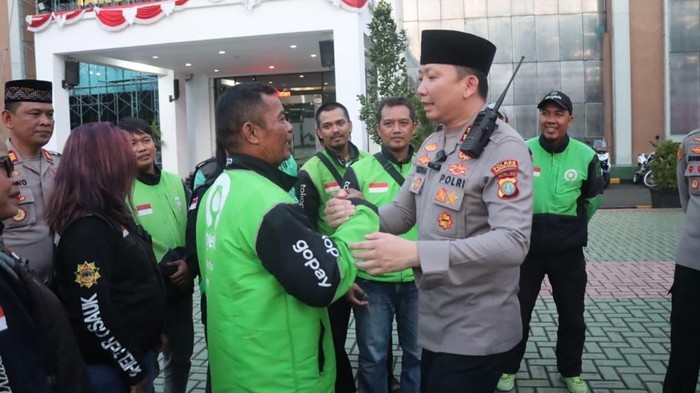 Polres Tangsel Gelar Doa Bersama untuk Affan, Bagikan Helm dan Sembako ke Ojol