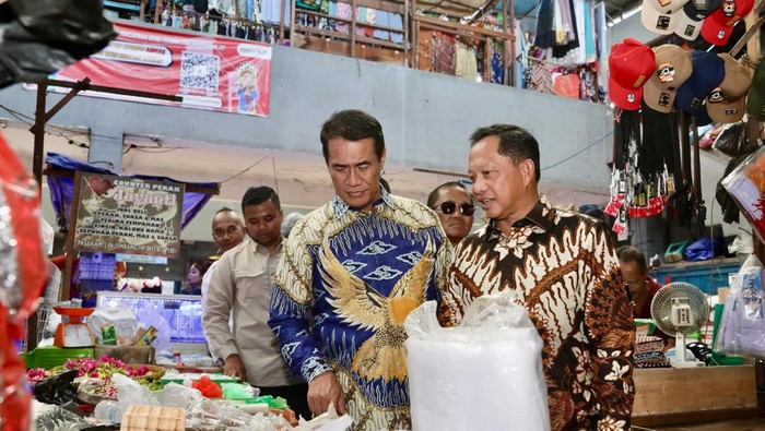 **Mendagri Tinjau Pasar Palembang, Pastikan SPHP Lancar dan Terjangkau**