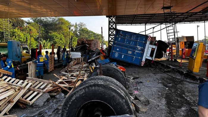 **Sempat Hilang, Sopir Truk Penyebab Laka GT Ciawi 2 Ternyata Dirawat di RS Koja**