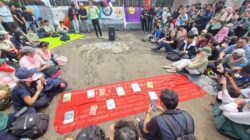 **Mahasiswa Gelar Demo Tema Piknik di DPR, Dukung Tuntutan 17+8 dengan Aksi Santai**