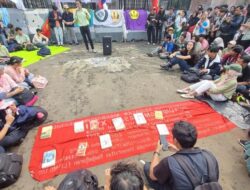 **Mahasiswa Gelar Demo Tema Piknik di DPR, Dukung Tuntutan 17+8 dengan Aksi Santai**