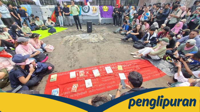 **Mahasiswa Gelar Demo Tema Piknik di DPR, Dukung Tuntutan 17+8 dengan Aksi Santai**