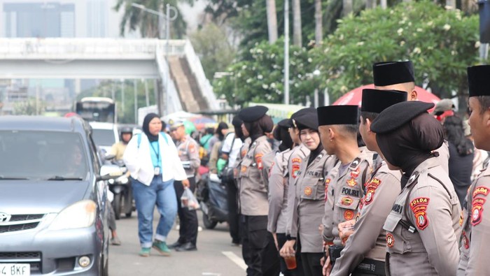**1.371 Personel Polisi Jaga Aman Demo Mahasiswa di DPR, Pastikan Tidak Ada Ketegangan**