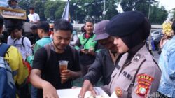 Humanis! Polwan Bagikan Roti-Air Mineral untuk Massa Demo di Depan DPR – Update 1