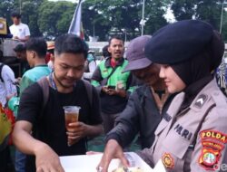 Humanis! Polwan Bagikan Roti-Air Mineral untuk Massa Demo di Depan DPR – Update 1