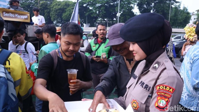 Humanis! Polwan Bagikan Roti-Air Mineral untuk Massa Demo di Depan DPR - Update 1