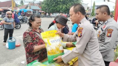 Polda Riau Gelar GPM di Siak, 2 Ton Beras SPHP Habis Diserbu Warga dalam 2,5 Jam