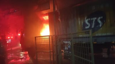 Truk Muatan Paket Kebakaran di Kelapa Gading, 2 Unit Damkar Dikerahkan: Darurat Api yang Menghebohkan
