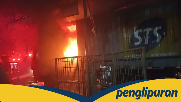 Truk Paket Jakut Terbakar karena Korsleting, Ini Kronologinya yang Mengejutkan!