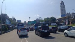 [Lalu Lintas Padat, Polisi Terapkan One Way Arah Puncak Bogor Pagi Ini: Warga Kecewa, Solusi Sementara?]