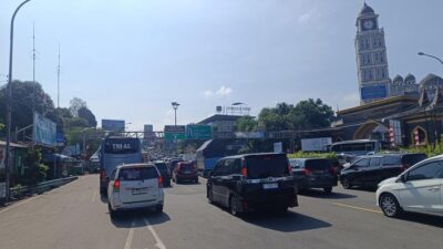 [Lalu Lintas Padat, Polisi Terapkan One Way Arah Puncak Bogor Pagi Ini: Warga Kecewa, Solusi Sementara?]