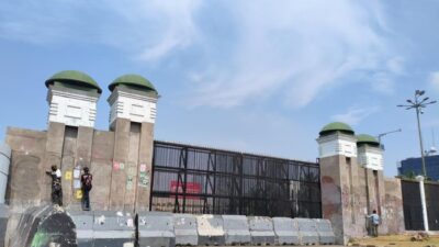 **Dinding Gerbang DPR RI Bersih dari Protes, Petugas Terus Berbenah**