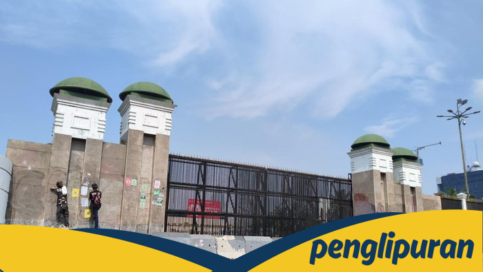 **Dinding Gerbang DPR RI Bersih dari Protes, Petugas Terus Berbenah**