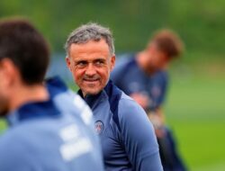 Luis Enrique Alami Kecelakaan Sepeda, Harus Dioperasi – Update 1