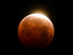 **Gerhana Bulan Total Besok: Simak Waktu dan Link Siaran Langsungnya!**