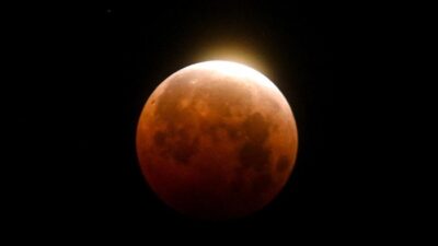 **Gerhana Bulan Total Besok: Simak Waktu dan Link Siaran Langsungnya!**