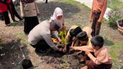 Siswa SD Meranti Tanam 100 Pohon, Buktikan Generasi Emas Peduli Lingkungan