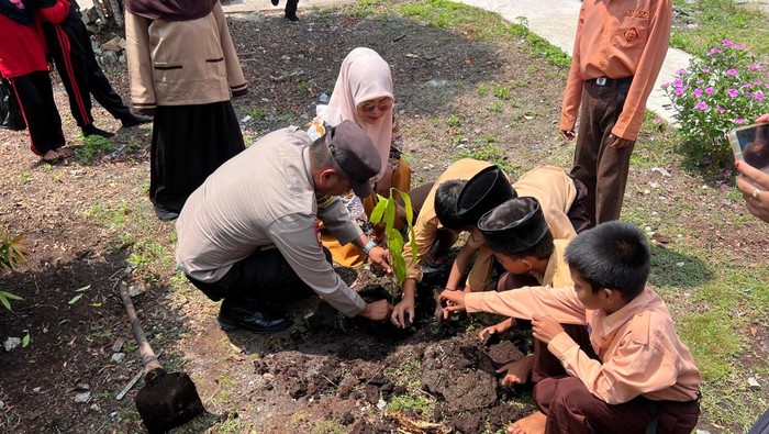 Siswa SD Meranti Tanam 100 Pohon, Buktikan Generasi Emas Peduli Lingkungan