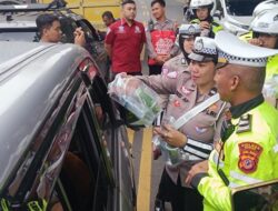 Polisi Serahkan Makanan ke Ratusan Pengendara Tersesak di One Way Puncak