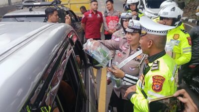 Polisi Serahkan Makanan ke Ratusan Pengendara Tersesak di One Way Puncak