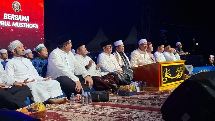 Hujan Tak Hentikan Jakarta Bersholawat, Pramono-Rano Karno Hadir di Monas