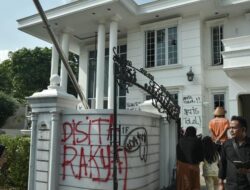 Tren TikTok Menyebut “Provokator Live TikTok dari Rumah Sahroni Hasut Warga Jarah Rumah Uya Kuya”!