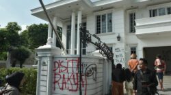Tren TikTok Menyebut “Provokator Live TikTok dari Rumah Sahroni Hasut Warga Jarah Rumah Uya Kuya”!