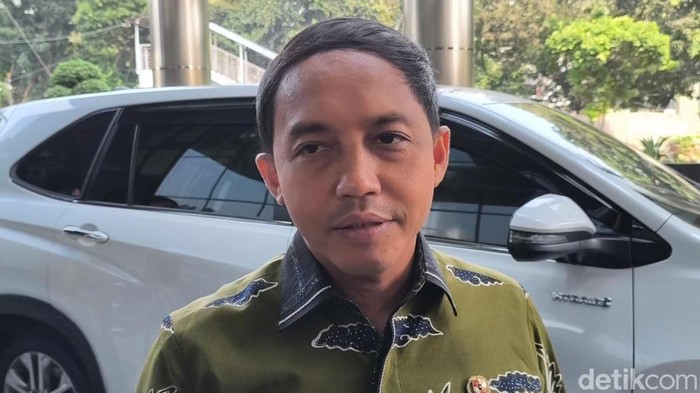 Raja Juli Bantah Asosiasi dengan Pembalakan Liar Melalui Klarifikasi Foto Domino