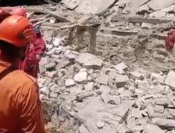1. **Tragedi Mencekam: Majelis Taklim Ambruk di Ciomas, 3 Tewas dan 50 Orang Tertimpa**