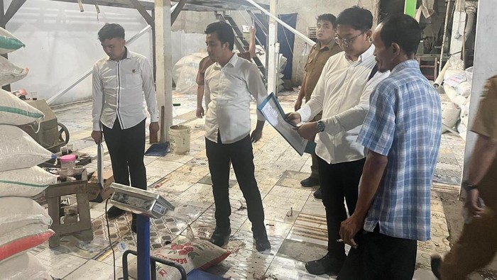 **Polres dan Satgas Pangan Serang Tangkap Pabrik Beras Oplosan Bertahun-tahun Beroperasi**