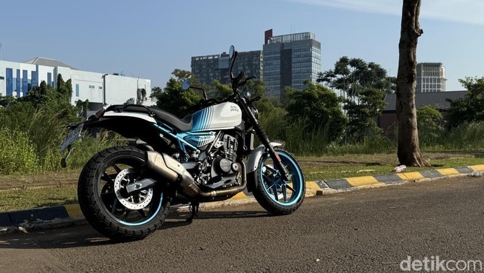 **Tes Royal Enfield Guerrilla 450: Performa Segar di Jalan Kota**