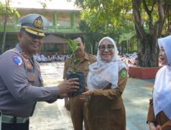 Polantas Riau Ajak Siswa SMA Jadi Penjaga Alam dengan Tanam Pohon dan Helm Sehat