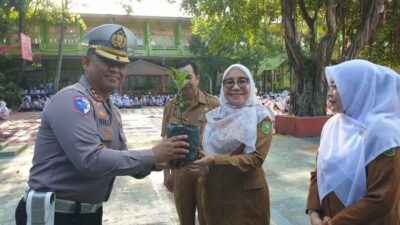Polantas Riau Ajak Siswa SMA Jadi Penjaga Alam dengan Tanam Pohon dan Helm Sehat