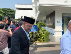 Reshuffle Kabinet Menyebabkan Tokoh-tokoh Ini Memakai Dasi Biru ke Istana