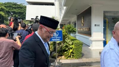 Reshuffle Kabinet Menyebabkan Tokoh-tokoh Ini Memakai Dasi Biru ke Istana