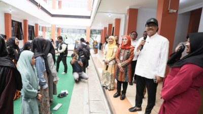 “Siswa SRMP 16 Malang Ajak Mensos Berpuisi: ‘Menari di Atas Matahari’ Menuai Perhatian Luas”