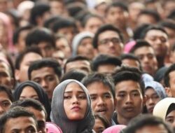 “Revolusi Menengah: Ketimpangan Baru yang Meradikalisasi Masyarakat”