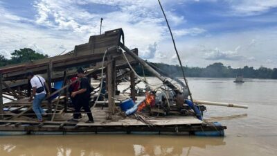 **Drone Polda Riau Ungkap Misteri Puluhan Rakit PETI di Sungai Kuantan**