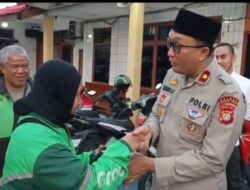Polsek Ciputat Timur Berbagi, Bagikan Puluhan Paket Sembako ke Ojol dalam Inisiatif Sosial