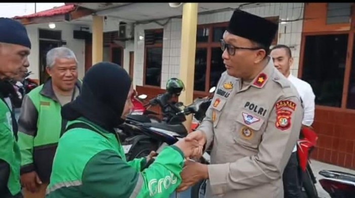 Polsek Ciputat Timur Berbagi, Bagikan Puluhan Paket Sembako ke Ojol dalam Inisiatif Sosial