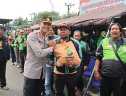 **Perkuat Silaturahmi dengan Ojol, Polres Bekasi Kota Bagikan 150 Paket Sembako**